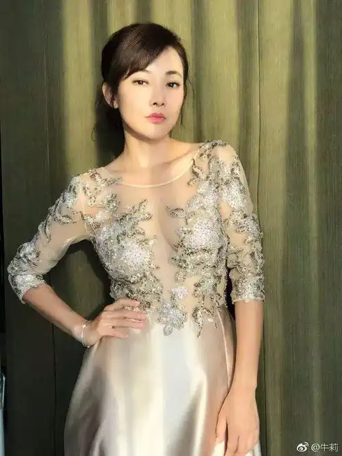 她曾是春晚一姐,郭冬临的媳妇,45岁身材似少女,风韵犹存