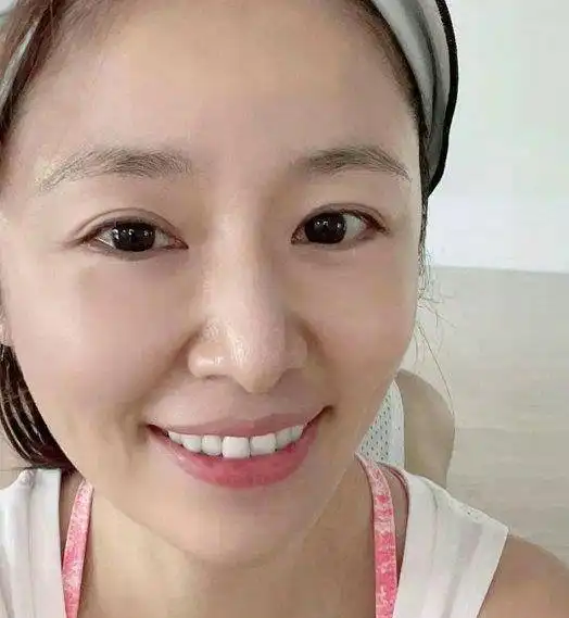 45岁林心如晒健身后素颜照怼脸拍元气满满仍似少女