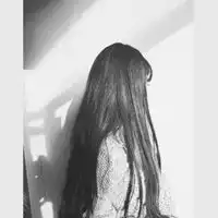 图片女生头像背影灰白的女生背影头像
