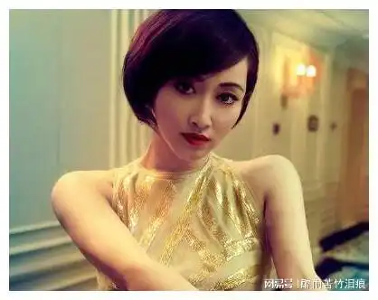 她曾是央视女主播,嫁入豪门后老公欠下巨债,如今45岁美如少女