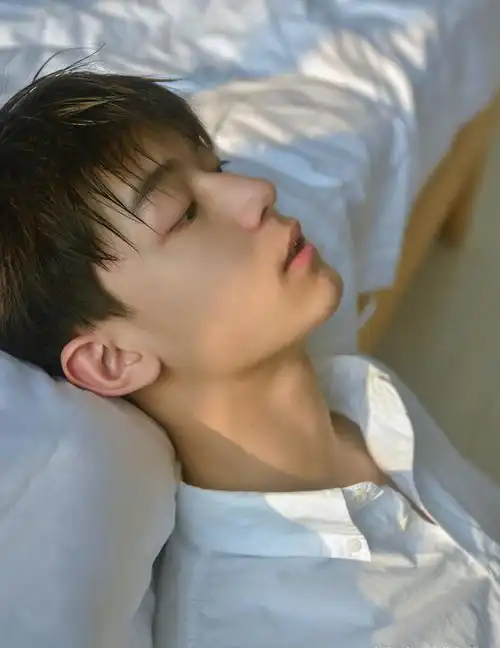 又狼又奶的男生写真