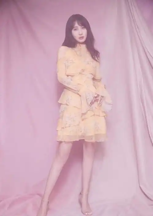 李菲儿终于翻车,穿衬衫配半身裙亮相,裙子不合身老是往下掉