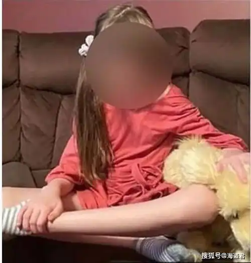 女子网上晒8岁女儿照片,偶然发现变成成人娃娃,她情绪崩溃
