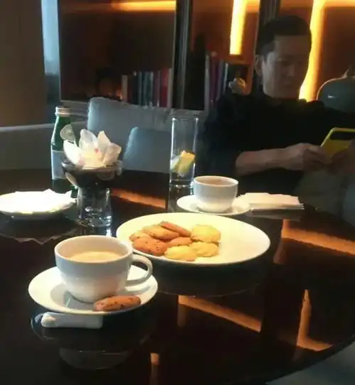 逼女生吃避孕药,与美女同回酒店,51岁周杰恐晚节不保