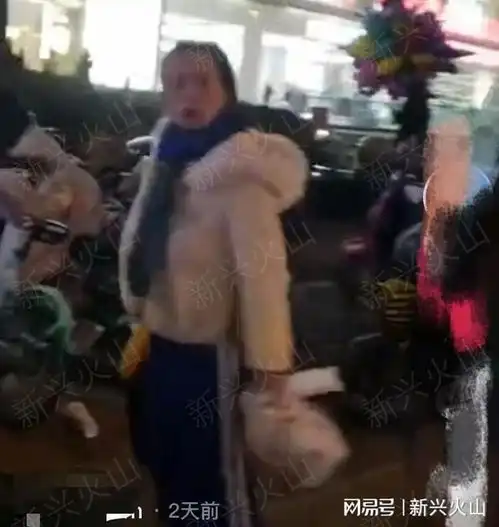 山西太原女子偷外卖被发现,连摔两次外卖,裤脚掉下一条卫生棉