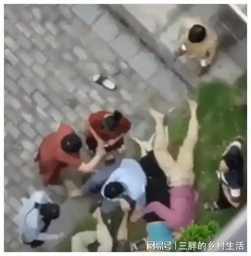 揭阳27岁女子被逼跳楼引起众怒,家属大门口被扔满鸡蛋