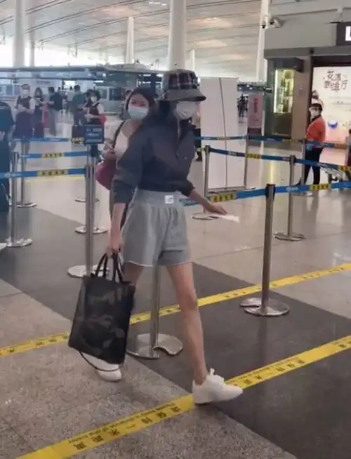 张小斐霸气变身女总裁穿卫衣骑机车帅到炸裂,气场上更势不可挡