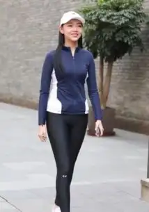充满时尚气质的小姐姐,打底裤很吸引人,施展女人的优雅风度
