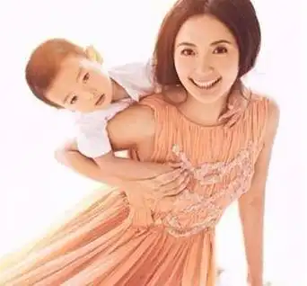 她是知名女星,10年前拍戏中途意外怀孕,今45岁孩子生父仍是谜