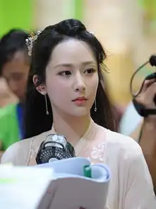 表情略显僵硬,暗讽整容杨紫霸气评论回怼