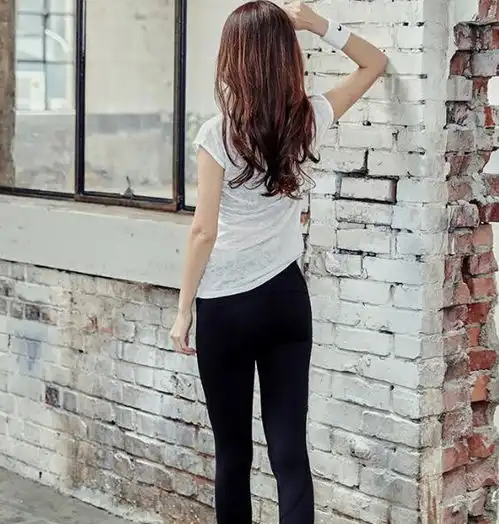 路人街拍动感时尚的打底裤美女,展现出女神的魅力