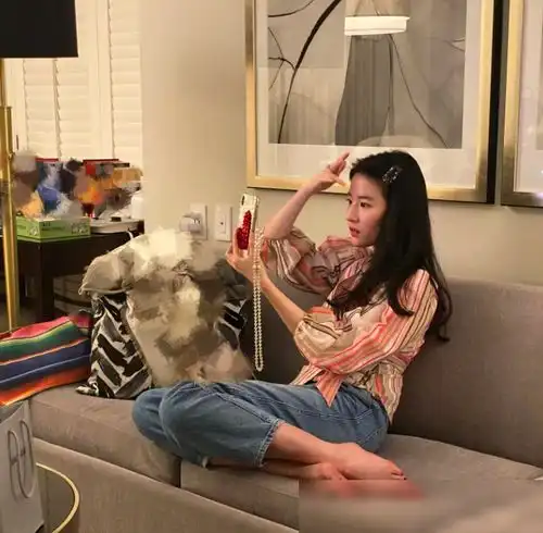 刘亦菲晒自拍的照片,还是那么漂亮,网友发现竟然是原图