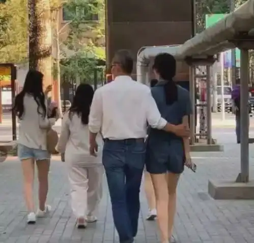 她被王思聪称为王的女人嫁给67岁王石与钱无关,爱他的颜值