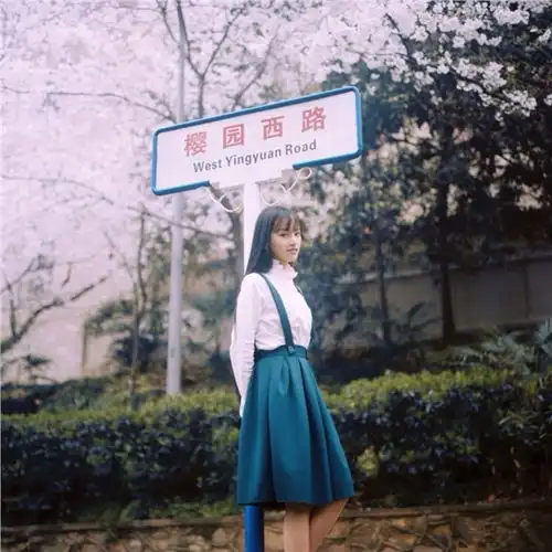 武大女神黄灿灿校园樱花照黑长直校花文艺范十足