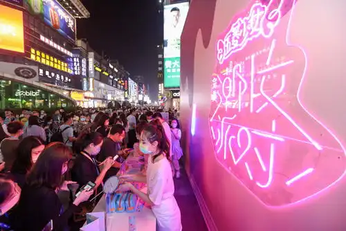 梅洛蓝生椰白新配色,五菱宏光miniev潮妆派对马卡龙秋色发布