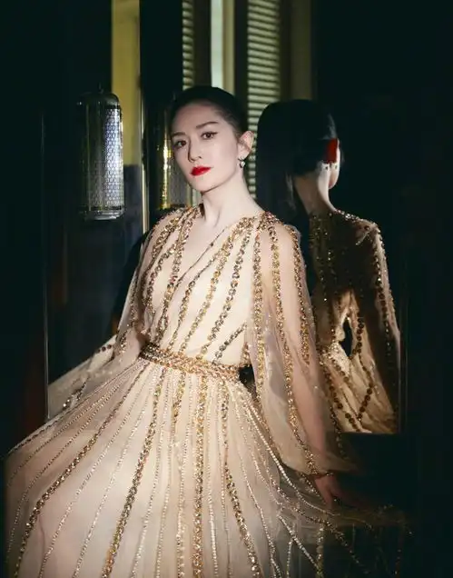 久违露面的谢娜大变样,香槟色长裙大红唇,搞笑女变身霸气御姐