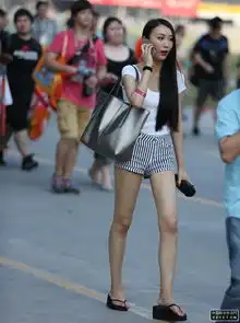 街拍的条纹短裤高挑身材美女