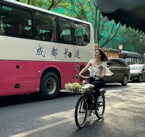 高圆圆骑车惊艳成都街头,网友惊呼国民媳妇的魅力难挡