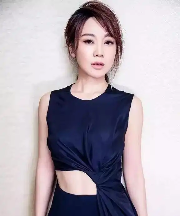 38岁的二胎妈妈全智贤,身材依旧秒杀一众少女,大长腿才是亮点