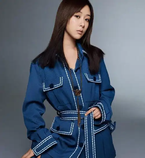 杨紫3万的外套配9千8的裤子,走冷酷御姐风,网友可塑性真强
