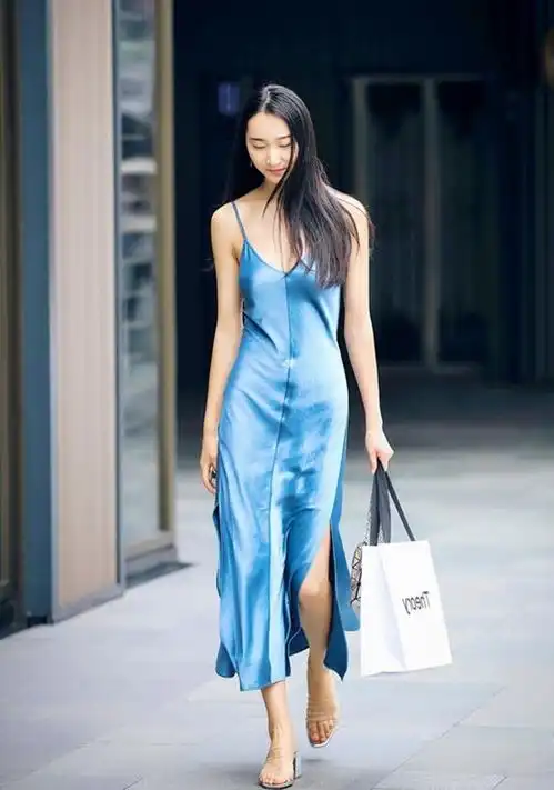 路人街拍,美女内搭一件条纹的打底衫,十分的动人
