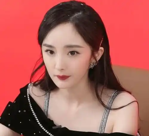 杨幂现身华少直播间,红唇秀发尽显女神范,身材完美感情却成谜