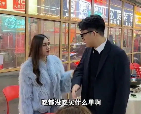 湖南女子相亲带闺蜜,男生到场看一眼转身就走,你把我当冤大头