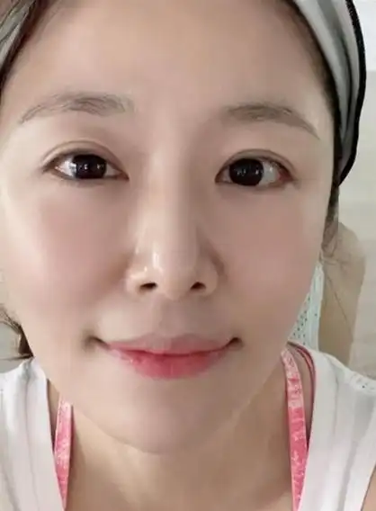 45岁林心如素颜自拍,运动后满脸通红,网友未满18岁