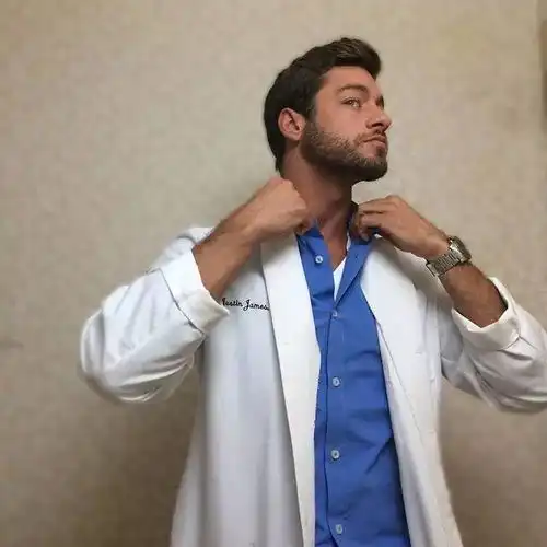 全纽约都想泡的猛男医生,然而帅哥果然有男朋友了