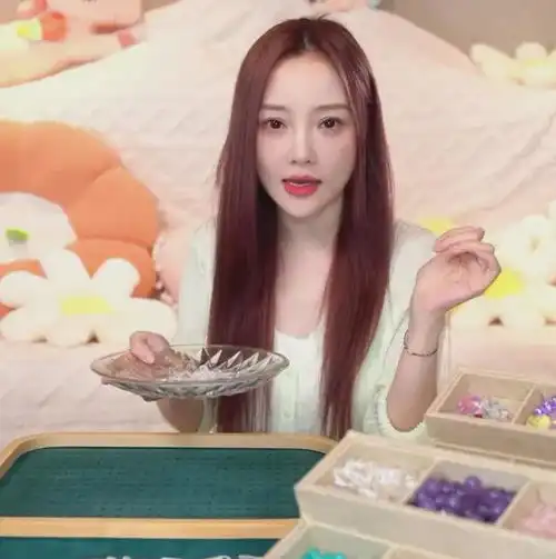 贾乃亮李小璐疑复婚一家三口近况曝光