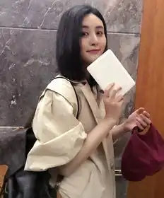 女星日常时尚穿搭演员甘露随性文艺