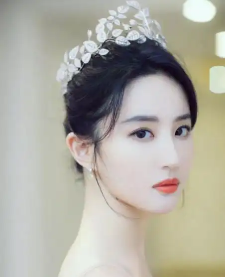 15岁刘亦菲被妈妈评价很很独立妈妈五官精致网友仙女气随爹