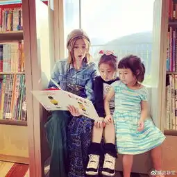 贾静雯带俩女儿去玩,颜值回春状态好,之前出席活动被批太老态