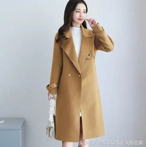 小粗腿就不要穿小脚裤,如今流行呢大衣配丝绒阔腿裤,显瘦又洋气