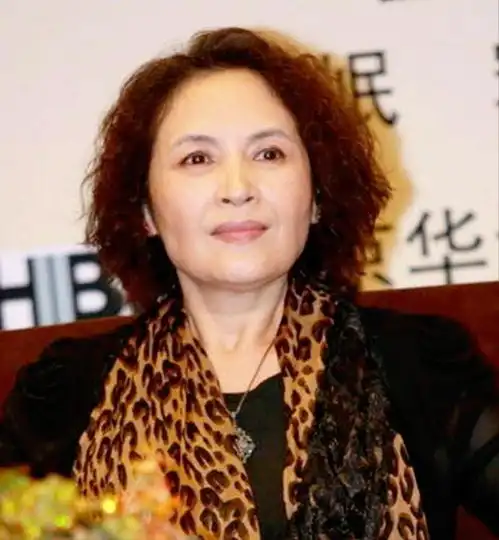 中年女人化妆一个地方要白,一个地方要黑不用装嫩,简单漂亮