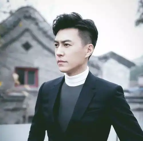 他曾与江珊恋爱5年,低调娶二婚妻子,今儿子颜值超越父亲
