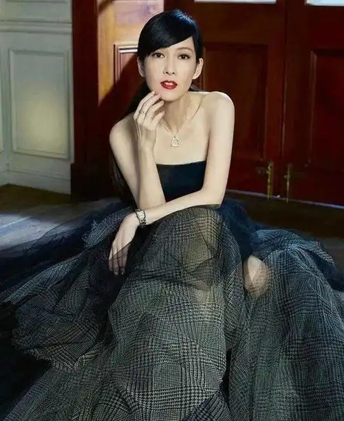 扮嫩就学周慧敏,穿绿色连体服长发飘飘,肌肤白嫩似少女