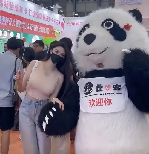 叶珂短袖搭牛仔裤打卡猫展自曝买门票被黄牛骗钱