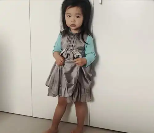 组图董璇晒成长点滴vlog为女儿庆生小酒窝童言童语可爱满分