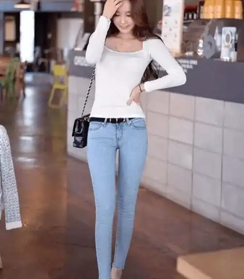 青春个性的牛仔裤美女,秀出迷人大长腿,更显年轻靓丽