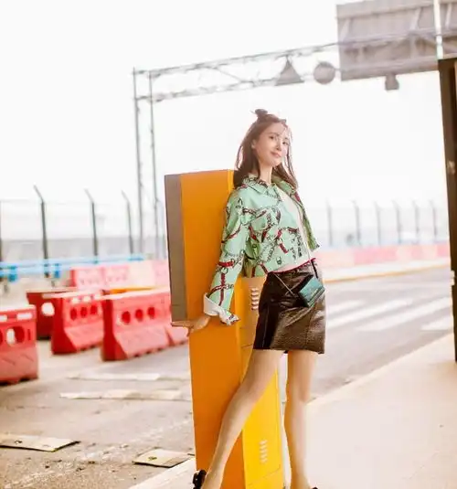 金晨与孟美岐撞衫,穿同一件夹克衫,大八岁的她更少女