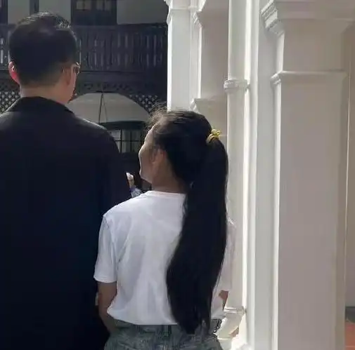 汪小菲晒女儿背影照,超短裤尽显大长腿,长发及腰侧脸神似大s