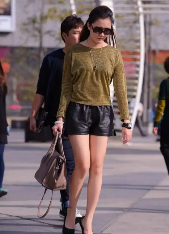 超短裤美女这样抢镜又时髦的小姐姐,还看什么风景