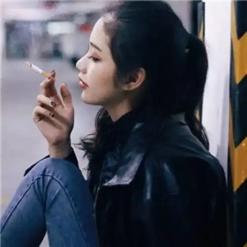 头像图片丨超酷的女生抽烟头像