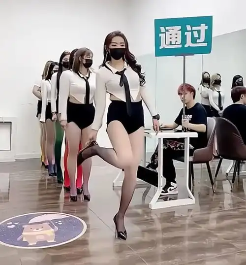 女主播招聘现场曝光,一列大长腿美女展才艺,网友面试官有眼福