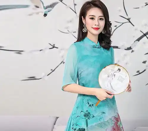 100真丝连衣裙,最适合中年女人穿,舒适时尚又高贵优雅