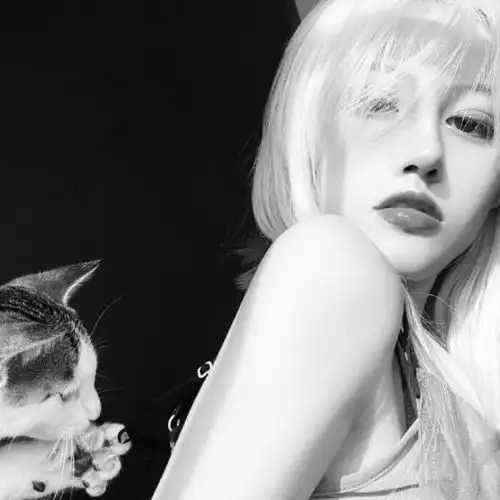 女生头像暗系做不了别人的公主,那就做自己的女王