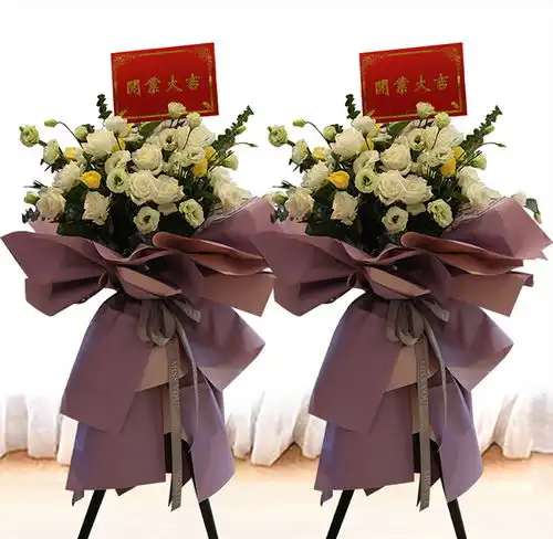 安化网上花店商品内容10朵白玫瑰,20朵白桔梗,10朵黄玫瑰,绿叶点缀,紫色包装,三角架.
