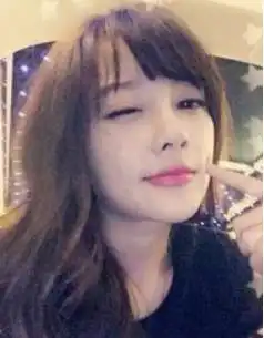 戚薇沉迷马桶自拍,其实女明星有一百种自拍方式