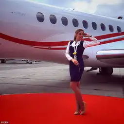 俄大学女生毕业转行成最美空姐